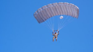 Елімізде сарбаздар 3500 метрден парашютпен секіріп жаттықты