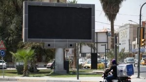 Бағдадтағы көшелердің бірінде жарнаманың орнына ұятсыз видео көрсетілді