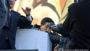 Оңтүстік Корея оппозициясының басшысы халық алдында пышақталды