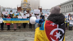 Киевте әскерилердің отбасылары демобилизациялауды талап етіп, митингке шықты