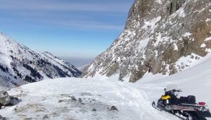 Алматы тауларында қар көшкіні жүріп, туристік жолды жауып тастады