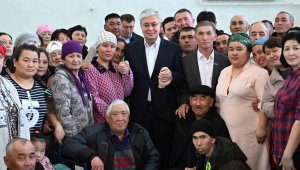 «Бәрі дұрыс болады»: Президент эвакуацияланған тұрғындармен кездесті