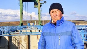 «Ақтөбені су алатын еді»: зейнеткер краншы қаланы су тасқынынан құтқаруға көмектесті
