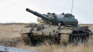 Ресей әскерилері кеңес заманындағы Т-62 танкін дрондарға көрінбейтін етіп жасап шығарды