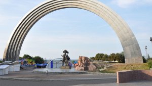 «Ресей саясатының символы»: Украинада «Халықтар достығы» қақпасы ескерткіш мәртебесінен айырылды