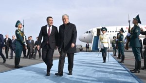 Тоқаев Қырғызстан Президентін елорда әуежайында қарсы алды