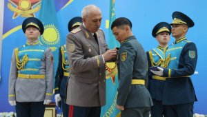 Қорғаныс министрі әскери қызметшілерге орден-медальдар табыс етті