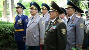 Алматыда әскери қызметшілер Қазақстанның бірінші қорғаныс министрін еске алды