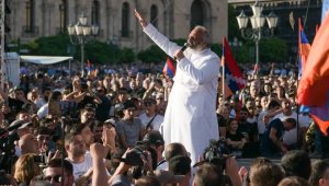 Арменияда ондаған мың адам митингке шығып, Пашинянның отставкаға кетуін талап етті