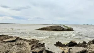 Су тасқыны қаупінен Атырау-Орал жолының бір бөлігі бұзылды