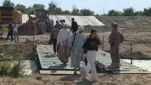 Шымкентте әскери инженерлер аудан тұрғындарына уақытша көпір салып берді