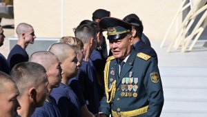 Бір күнде екі сарбаздар командасы әскерге аттанды