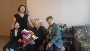Әскерилер Ұлы Отан соғысының ардагерін құттықтады