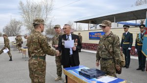 Сарбаздарды шығарып салды