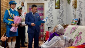 100 жасқа толуымен құттықтады