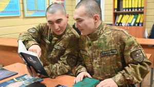 ЕЛ ӘСКЕРІНДЕГІ ЕГІЗ САРБАЗ